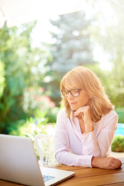 Retrato Ângulo Alto Tiro Mulher Atraente Usando Laptop Enquanto Trabalhava — Fotografia de Stock