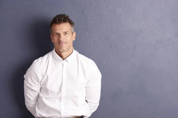 Retrato Hombre Mediana Edad Con Camisa Blanca Mirando Cámara Mientras —  Fotos de Stock