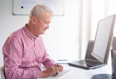 Süre bilgisayar başında oturan ve düşünceli arıyorum forması giyen careworn üst düzey iş adamı. 