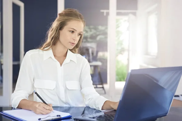 Denken Jonge Zakenvrouw Maken Van Notities Papier Terwijl Laptop Zit — Stockfoto