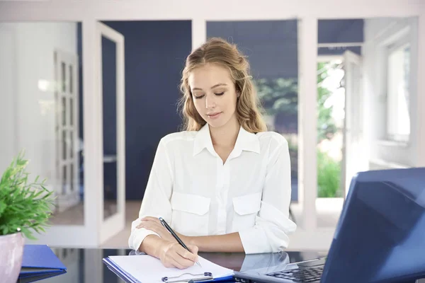 Mooie Jonge Zakenvrouw Maken Van Notities Papier Terwijl Laptop Zit — Stockfoto