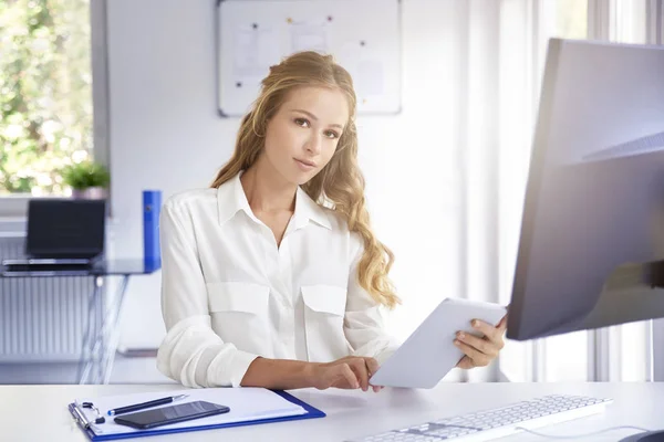 Skott Ung Affärskvinna Med Digital Tablett Whiel Sitter Vid Skrivbord — Stockfoto