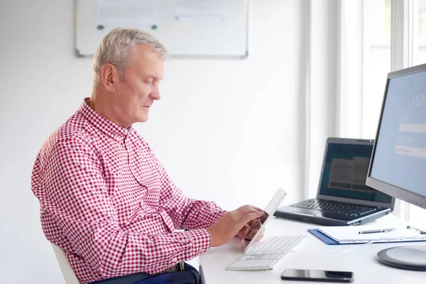 Gelegenheitskaufmann Mit Touchapd Schreibtisch Und Online — Stockfoto