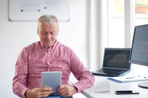 Casual Hombre Negocios Senior Usando Touchapd Mientras Está Sentado Escritorio — Foto de Stock