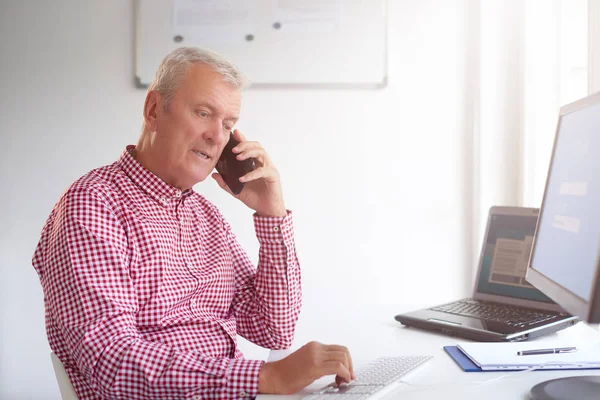 Tiro Hombre Negocios Senior Casual Usando Teléfono Celular Hablando Con —  Fotos de Stock