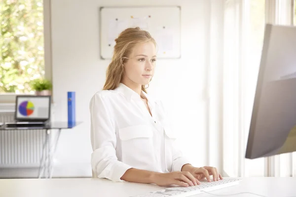 Hermosa Joven Empresaria Escribiendo Teclado Mientras Está Sentada Escritorio Oficina — Foto de Stock