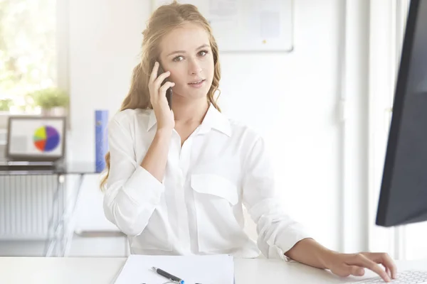 Porträtt Vackra Unga Finansiella Biträdande Affärskvinna Talar Med Någon Hennes — Stockfoto