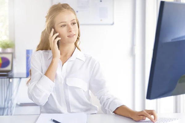 Porträtt Vackra Unga Finansiella Biträdande Affärskvinna Talar Med Någon Hennes — Stockfoto