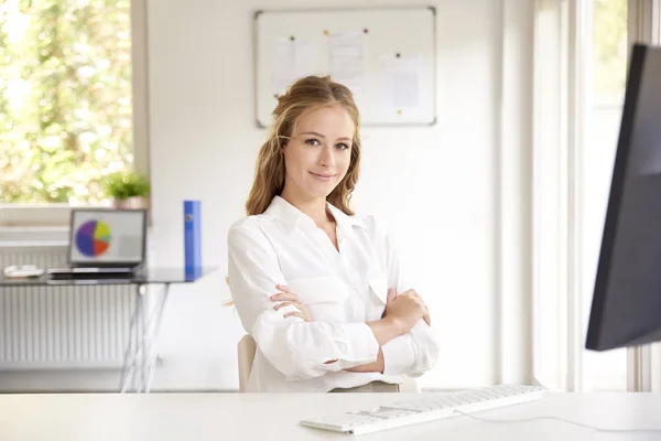 Retrato Una Hermosa Joven Empresaria Con Los Brazos Cruzados Sentada —  Fotos de Stock