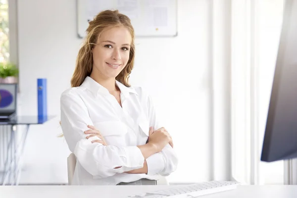 Porträtt Vacker Ung Affärskvinna Med Armar Korsade Sitter Vid Skrivbord — Stockfoto