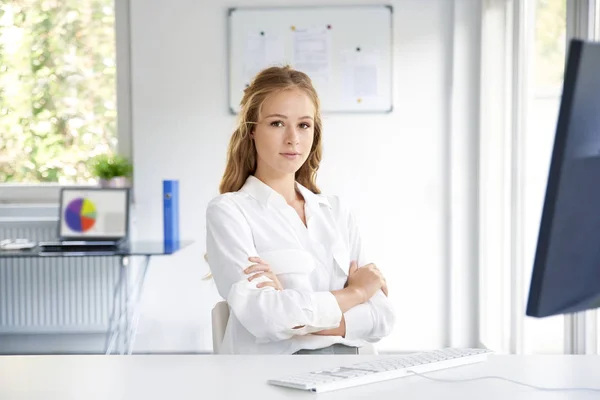 Porträt Einer Schönen Jungen Geschäftsfrau Mit Verschränkten Armen Die Schreibtisch — Stockfoto