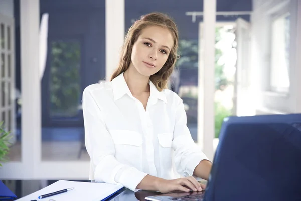 Laptopunu Kullanıyor Ofis Masa Başında Otururken Güzel Genç Kadını — Stok fotoğraf