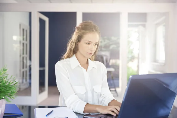 Αυτοπεποίθηση Νεαρός Επιχειρηματίας Χρησιμοποιώντας Laptop Της Ενώ Κάθεται Στο Γραφείο — Φωτογραφία Αρχείου