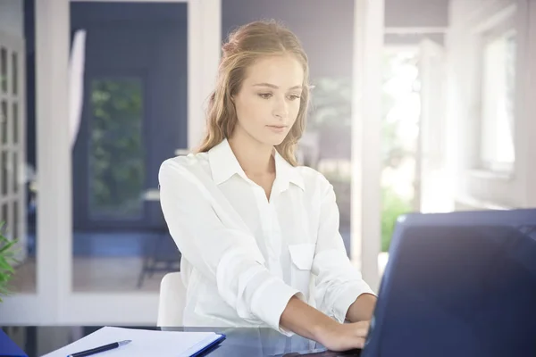 Jovem Empresária Confiante Usando Seu Laptop Enquanto Senta Mesa Escritório — Fotografia de Stock