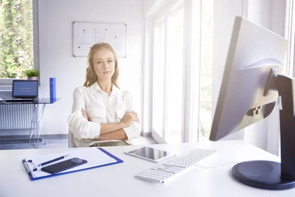 Beautiful Young Businesswoman Arms Crossed Sitting Office Desk Looking Camera — Stock Photo, Image