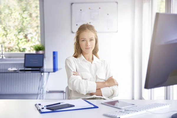 Portrait Beautiful Young Businesswoman Arms Crossed Sitting Office Desk Looking — Stock Photo, Image