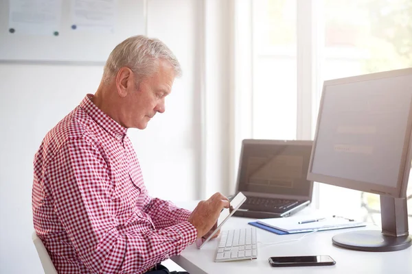 Casual Senior Affärsman Med Hans Touchapd Samtidigt Sitter Vid Skrivbord — Stockfoto