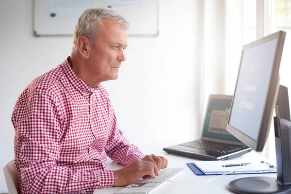 Careworn Senior Biznesmen Koszulkę Siedząc Przed Komputerem Patrząc Zamyśleniu — Zdjęcie stockowe