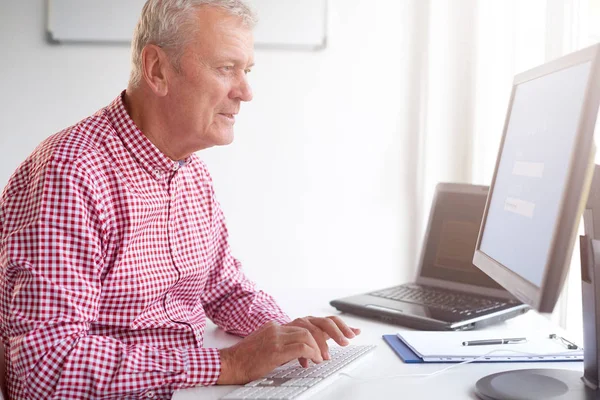 Shot Senior Sales Man Typing Keyboard While Sitting Front Computer — Stock Photo, Image