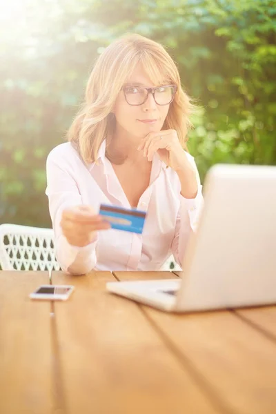 Mujer Mediana Edad Sentada Aire Libre Usando Tarjeta Crédito Computadora —  Fotos de Stock