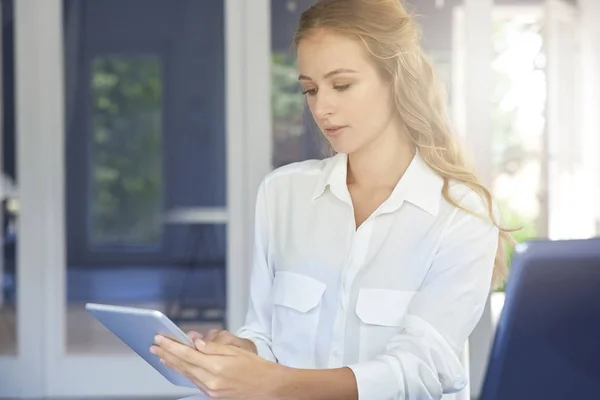 Schot Van Jonge Financiële Assistent Zakenvrouw Met Behulp Van Haar — Stockfoto