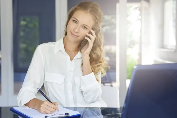 Retrato Bela Jovem Assistente Empresária Fazendo Chamada Enquanto Sentado Mesa — Fotografia de Stock