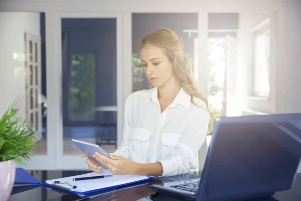年轻的金融助理女商人使用她的数字平板电脑 而坐在办公室和工作的拍摄 — 图库照片