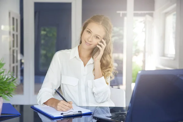 Retrato Bela Jovem Assistente Empresária Fazendo Chamada Enquanto Sentado Mesa — Fotografia de Stock