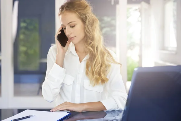 Retrato Bela Jovem Assistente Empresária Fazendo Chamada Enquanto Sentado Mesa — Fotografia de Stock