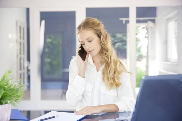 Porträtt Vackra Unga Assistent Affärskvinna Gör Samtal Medan Sitter Vid — Stockfoto