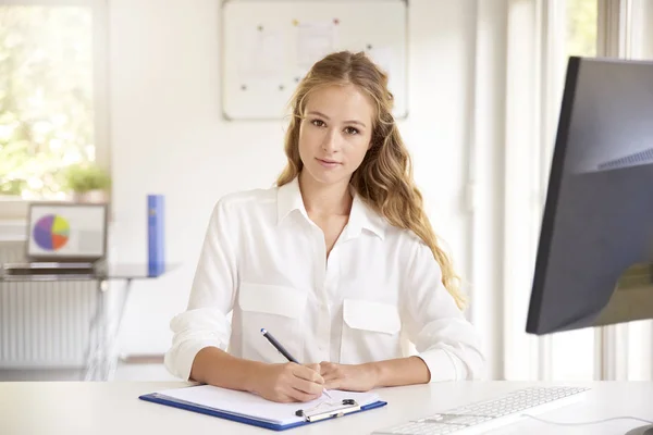 Retrato Sorridente Jovem Empresária Sentada Mesa Fazendo Alguma Papelada Escritório — Fotografia de Stock