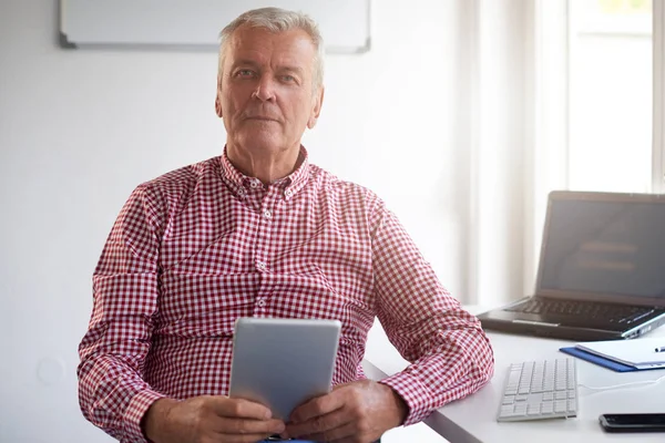 Uomo Affari Anziano Che Usa Suo Tablet Digitale Mentre Seduto — Foto Stock