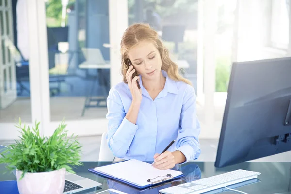 Schot Van Jonge Verkoopassistent Zakenvrouw Maken Oproep Haar Mobiele Telefoon — Stockfoto