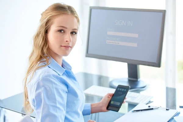 Aufnahme Einer Jungen Geschäftsfrau Die Ihr Handy Und Sms Benutzt — Stockfoto