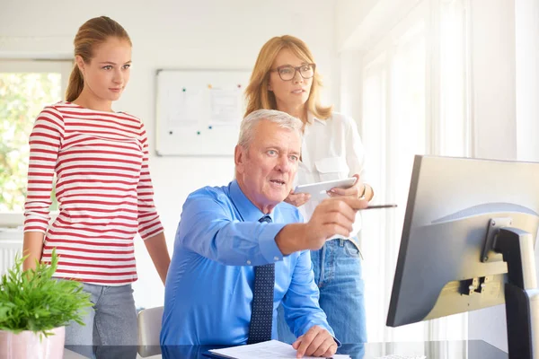 Affärskollegor Prata Medan Arbetar Nya Ekonomiska Rapport Senior Rådgivare Sitter — Stockfoto