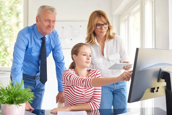Young Financial Assistant Businesswoman Sitting Front Computer Consulting Her Colleagues — Stock Photo, Image