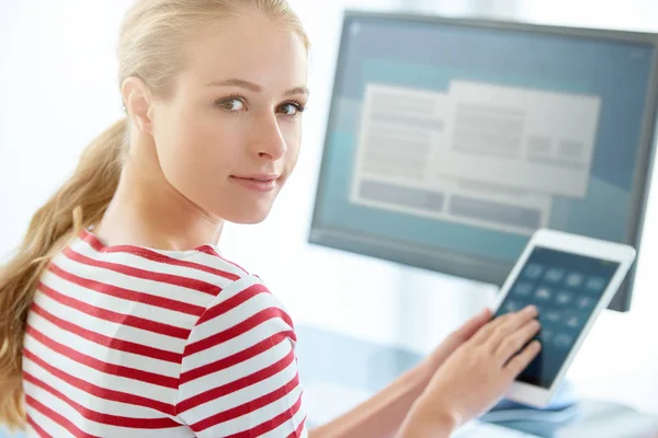 Bella Giovane Donna Guardando Indietro Mentre Seduto Alla Scrivania Dell — Foto Stock