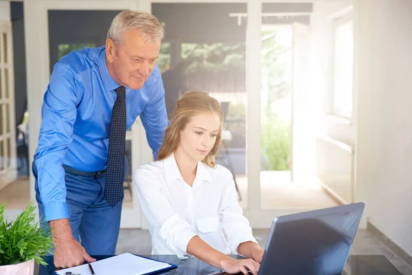 Aufnahme Von Jungen Und Älteren Geschäftsleuten Die Gemeinsam Büro Arbeiten — Stockfoto