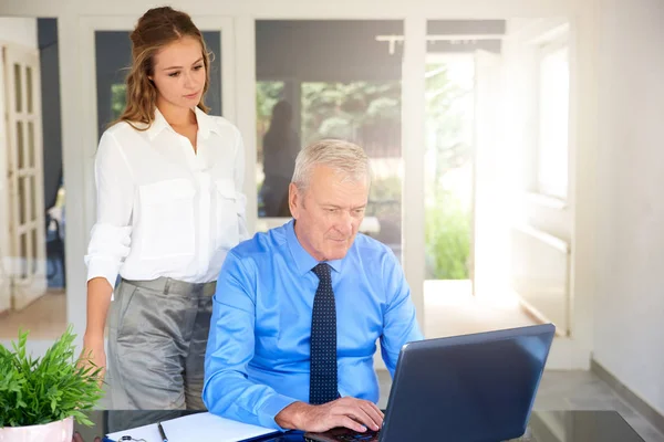 Aufnahme Eines Leitenden Geschäftsmannes Der Vor Seinem Laptop Sitzt Während — Stockfoto