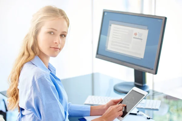 Tiro Bela Jovem Mulher Usando Tablet Digital Enquanto Sentado Frente — Fotografia de Stock