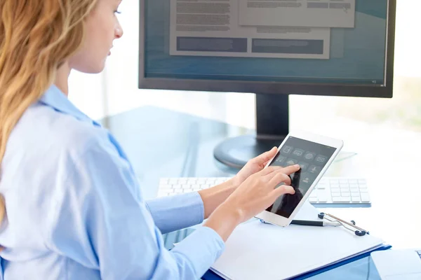 Vista Trasera Joven Mujer Negocios Sentada Frente Computadora Portátil Usando —  Fotos de Stock