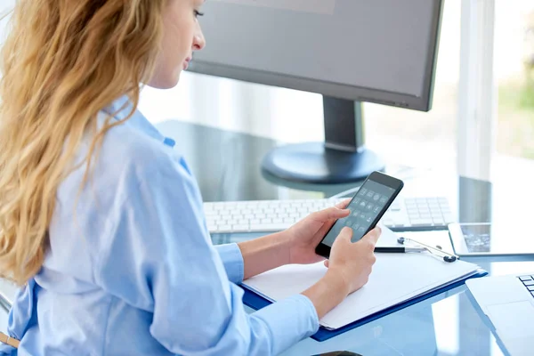 Aufnahme Von Hinten Wie Junge Geschäftsfrau Ihr Handy Und Sms — Stockfoto