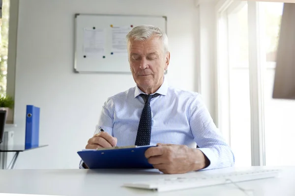 Tiro Empresário Sênior Vestindo Camisa Gravata Enquanto Sentado Escritório Fazendo — Fotografia de Stock