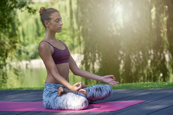 Aufnahme Einer Jungen Frau Lotus Pose Die Stadtpark Yoga Praktiziert — Stockfoto