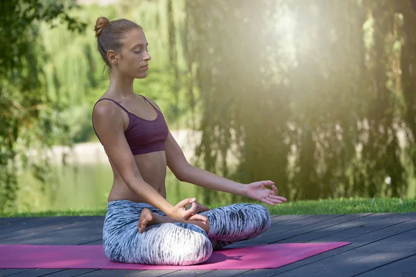 Full Längd Skott Ung Kvinna Sitter Lotus Pose Och Öva — Stockfoto