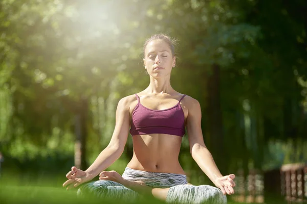 Largura Completa Una Joven Sentada Pose Loto Practicando Yoga Parque —  Fotos de Stock