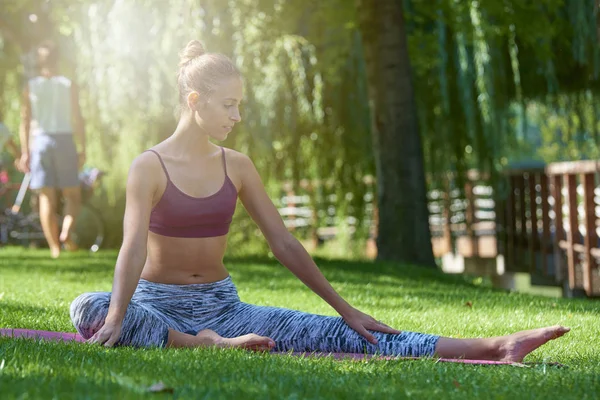 Tiro Longitud Completa Mujer Joven Estirándose Mientras Practica Yoga Aire —  Fotos de Stock