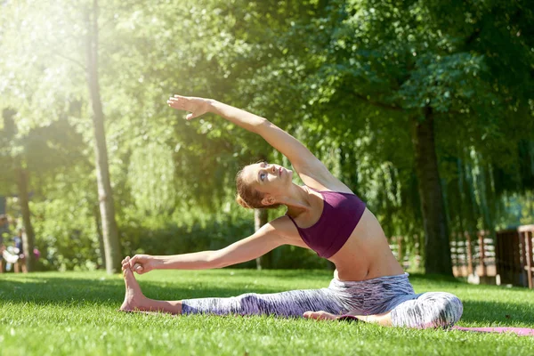 Aufnahme Der Schönen Jungen Frau Die Freien Yoga Praktiziert Tagesablauf — Stockfoto