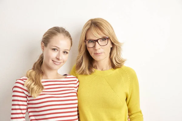 Portret Van Prachtige Volwassen Vrouw Haar Aantrekkelijke Jeugdige Moeder Staande — Stockfoto