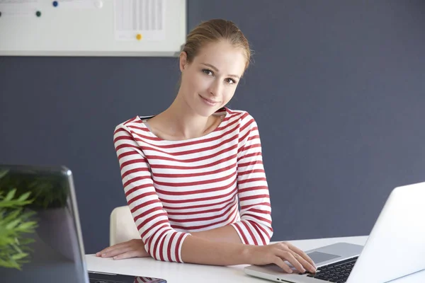 Portrait Beautiful Young Woman Sitting Front Laptop Working Online — Stock Photo, Image